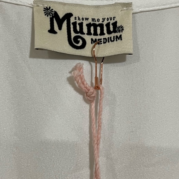 Show me your MuMu white wedding dress size M - Picture 9 of 9